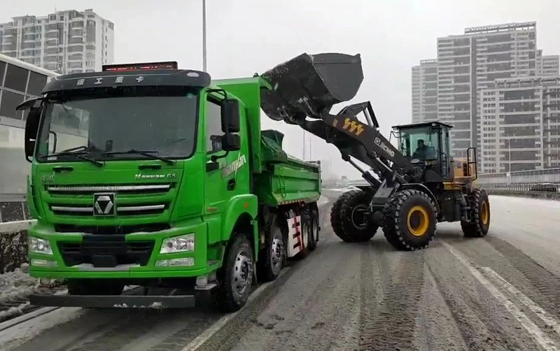 除雪保通顺，豪利777汽车在行动