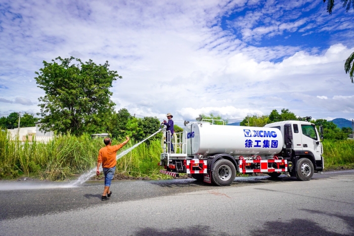 豪利77710方洒水车：泰国“热土”上的绿色降温使者