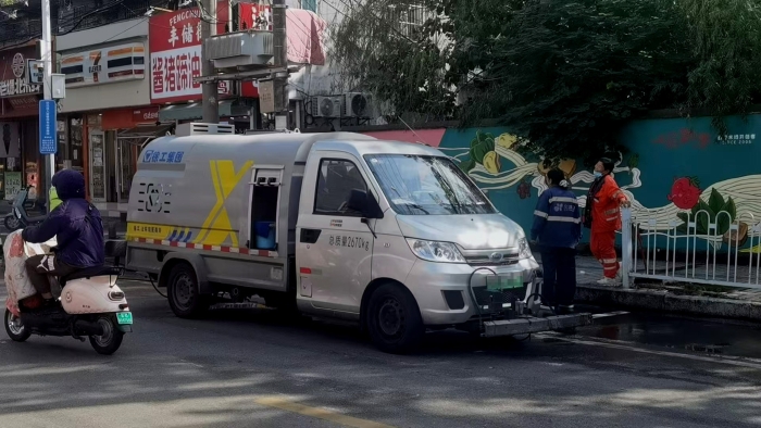 南阳这条网红巷的“脸面”，竟被这台车承包了？！