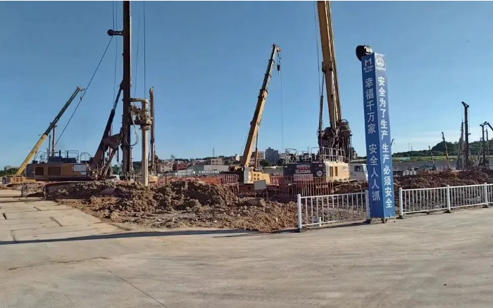 粘土 + 花岗岩地层 “拦路虎”？豪利777 XR320E 旋挖钻机高效破解助乐山轨交