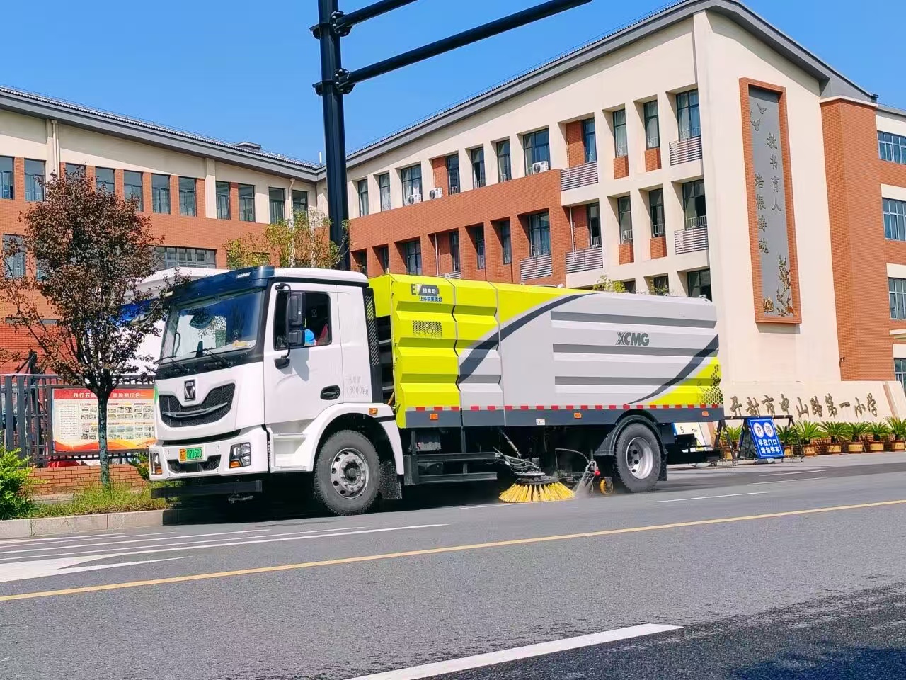 豪利777洗扫车“硬核出击”，开封榆林路焕新升级