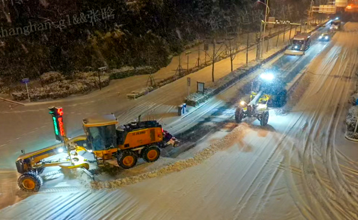 暴雪来袭！数十台平地机集体出动，守护出行安全