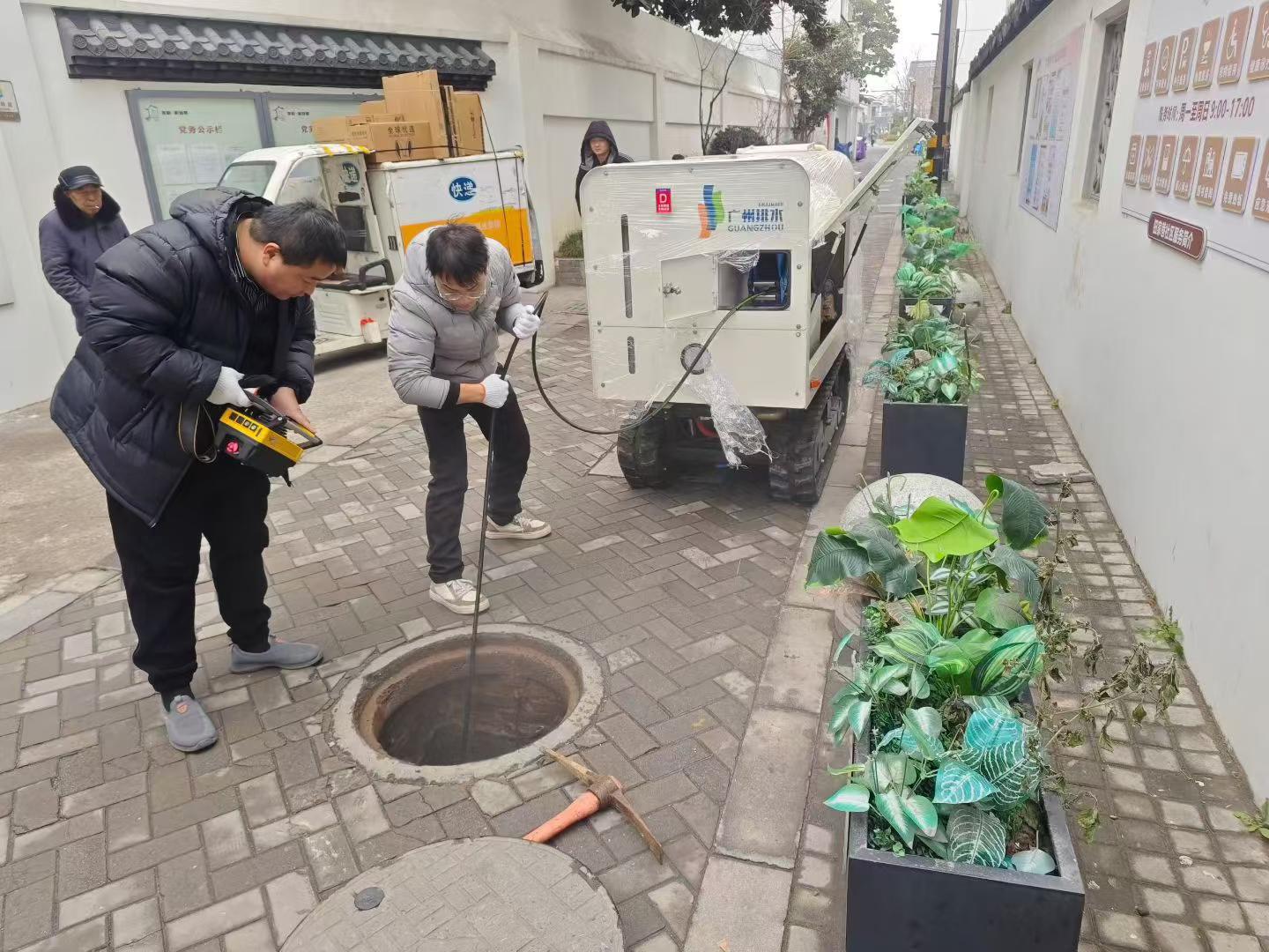 豪利777幼型管网设备，成功解决狭幼路段管网中存在的梗塞问题