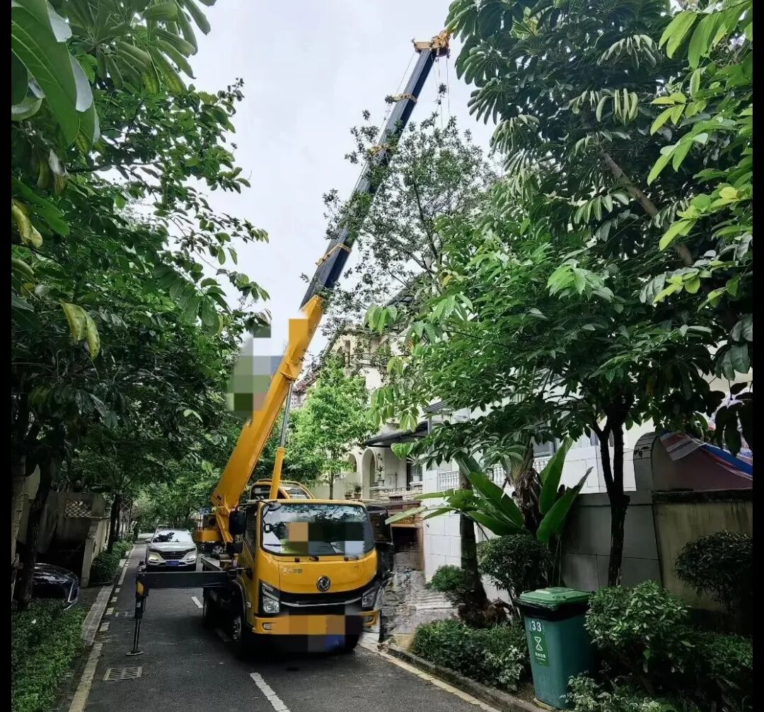 六楼窗口吊空调？窄小路种大树？有这辆“幼钢炮”，施工队再也不愁了