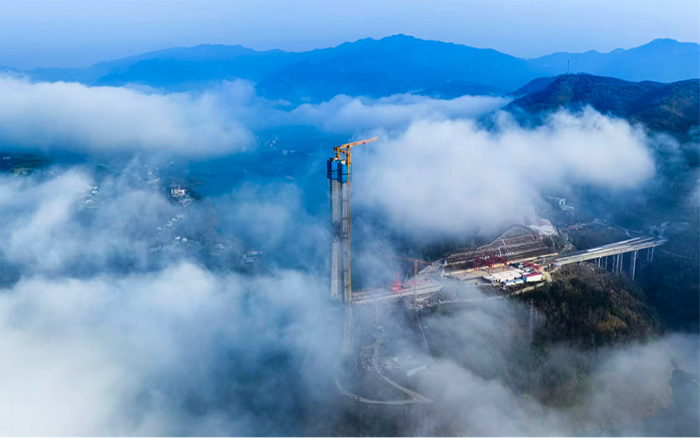 豪利777双塔助建新洲特大桥，擎起秦巴“天空之门”